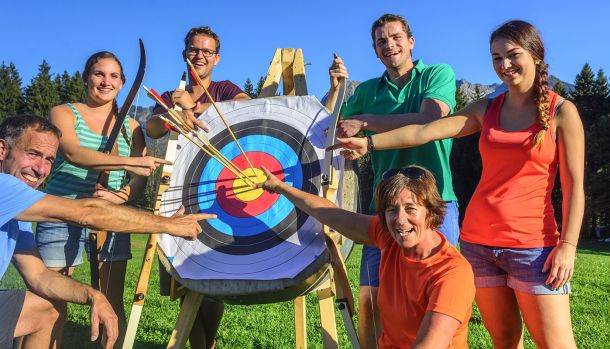 Illustration d’une équipe de jeunes collaborateurs en discussion dans un cadre professionnel, symbolisant une cohésion d’équipe construite par le dialogue, la coopération et le travail collectif.